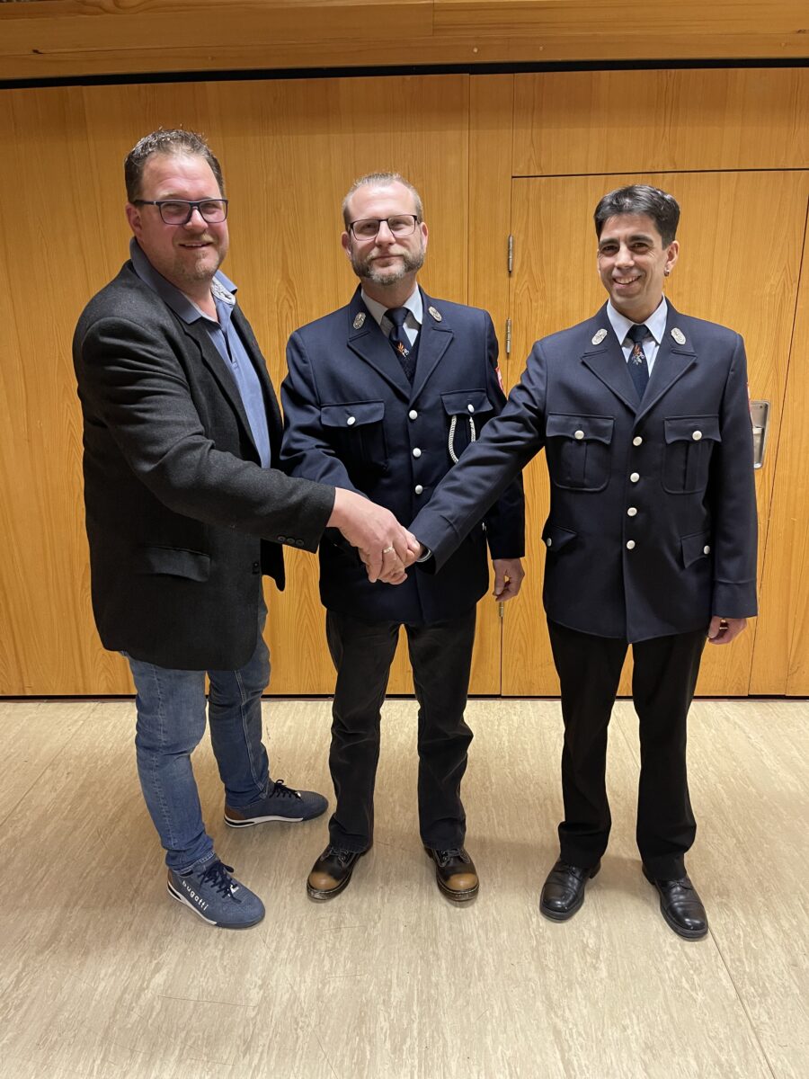 Bürgermeister Stephan Schübel gratulierte Mario Schulze (Mitte) und
Stephan Baier (rechts) zur erfolgreichen Wahl durch die Aktiven. Foto: Thomas Döhler