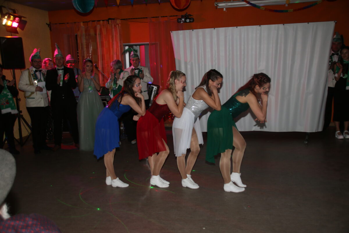Bondgirls und Geheimagenten aus Hammerles tanzten beim Showtanz. Foto: Stefan Neidl
