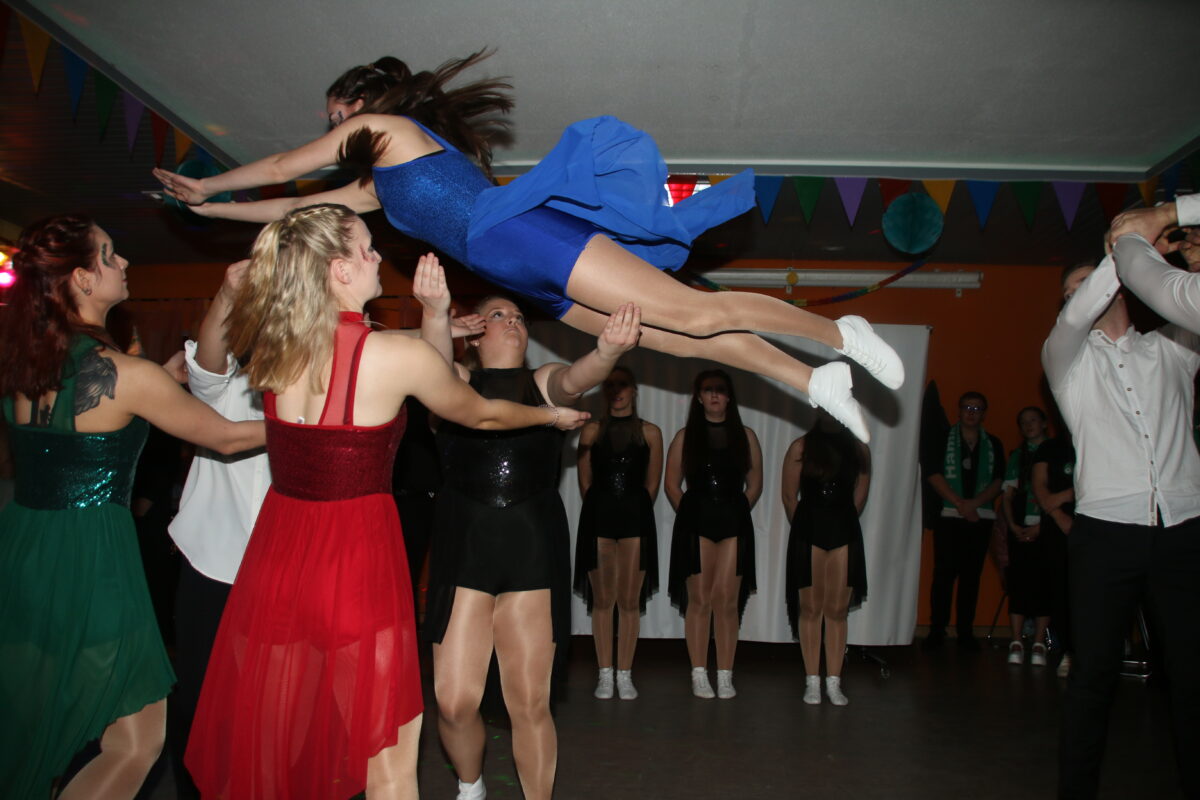 Beim Showtanz des Hammerlesers Faschingsverein flogen die Bondgirls durch die Luft. Foto: Stefan Neidl