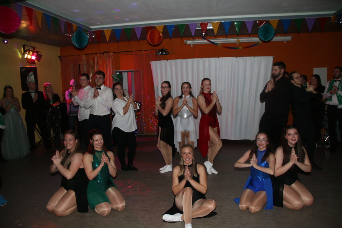 Bondgirls und Geheimagenten aus Hammerles tanzten beim Showtanz. Foto: Stefan Neidl