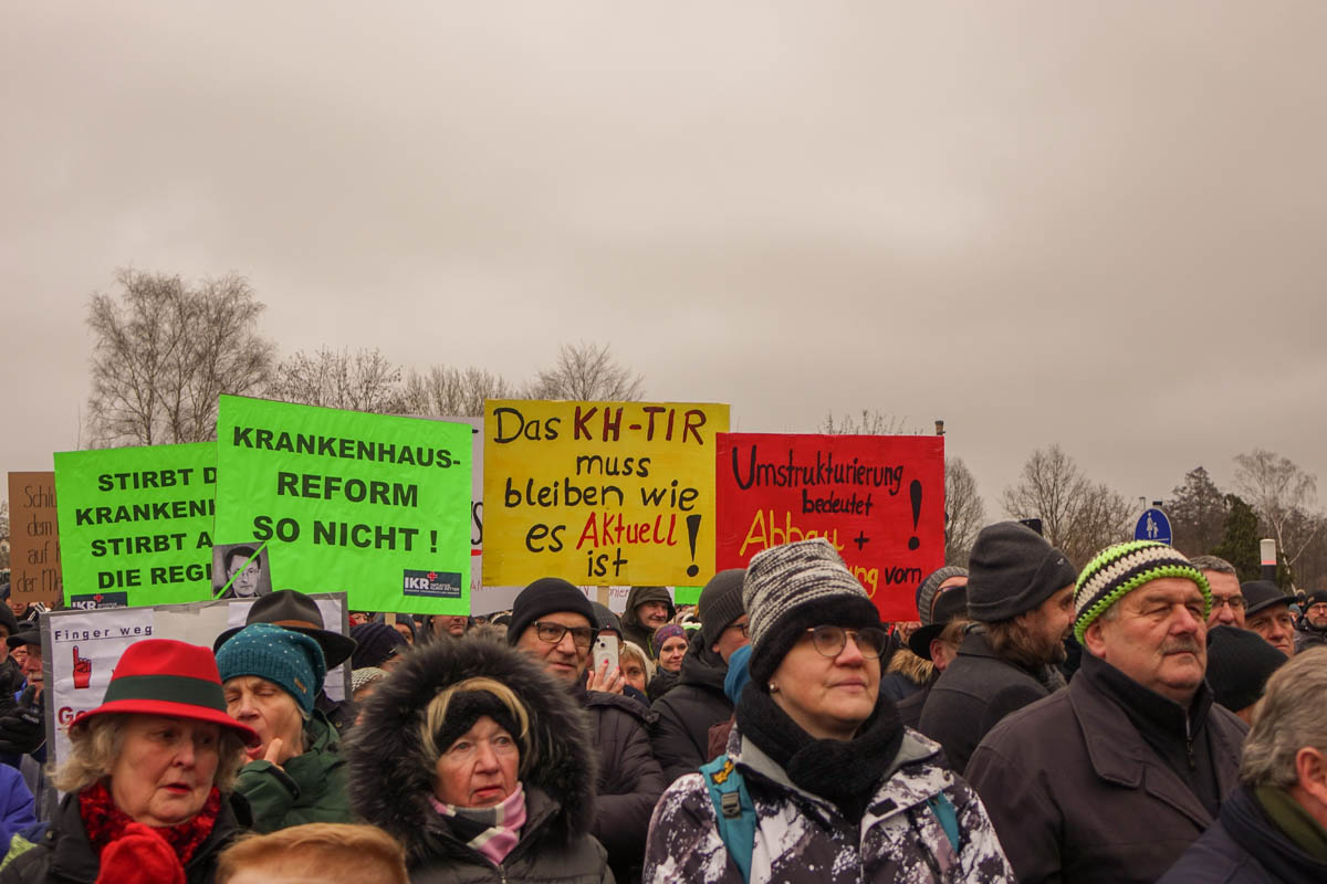 Auf Schildern und trensaparten zeigten die Protestierenden, was die von der Reform der KNO halten.  Foto: Martin Zimmer