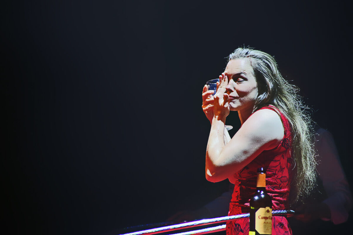 Hula-Hoop-Artistin Annabel Carberry braucht beim Ringedrehen einen Drink. Foto: Jürgen Herda