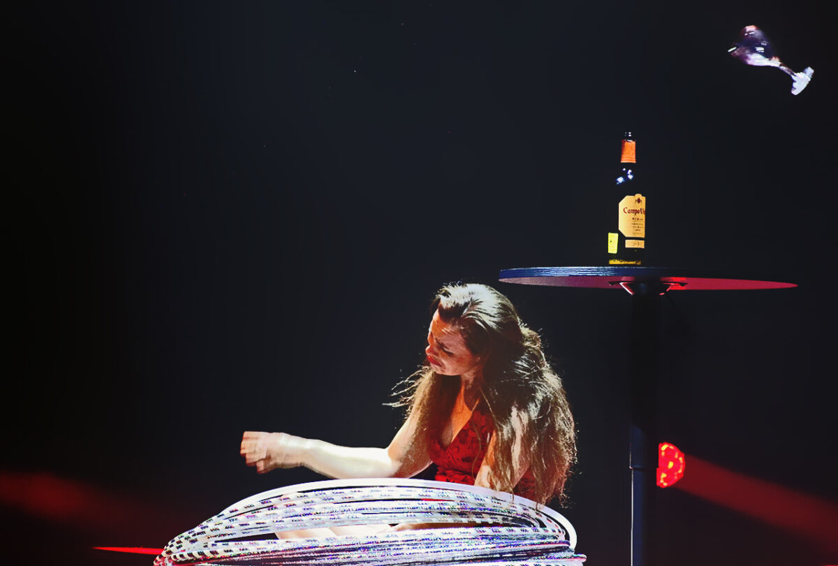 Hula-Hoop-Artistin Annabel Carberry braucht beim Ringedrehen einen Drink. Foto: Jürgen Herda