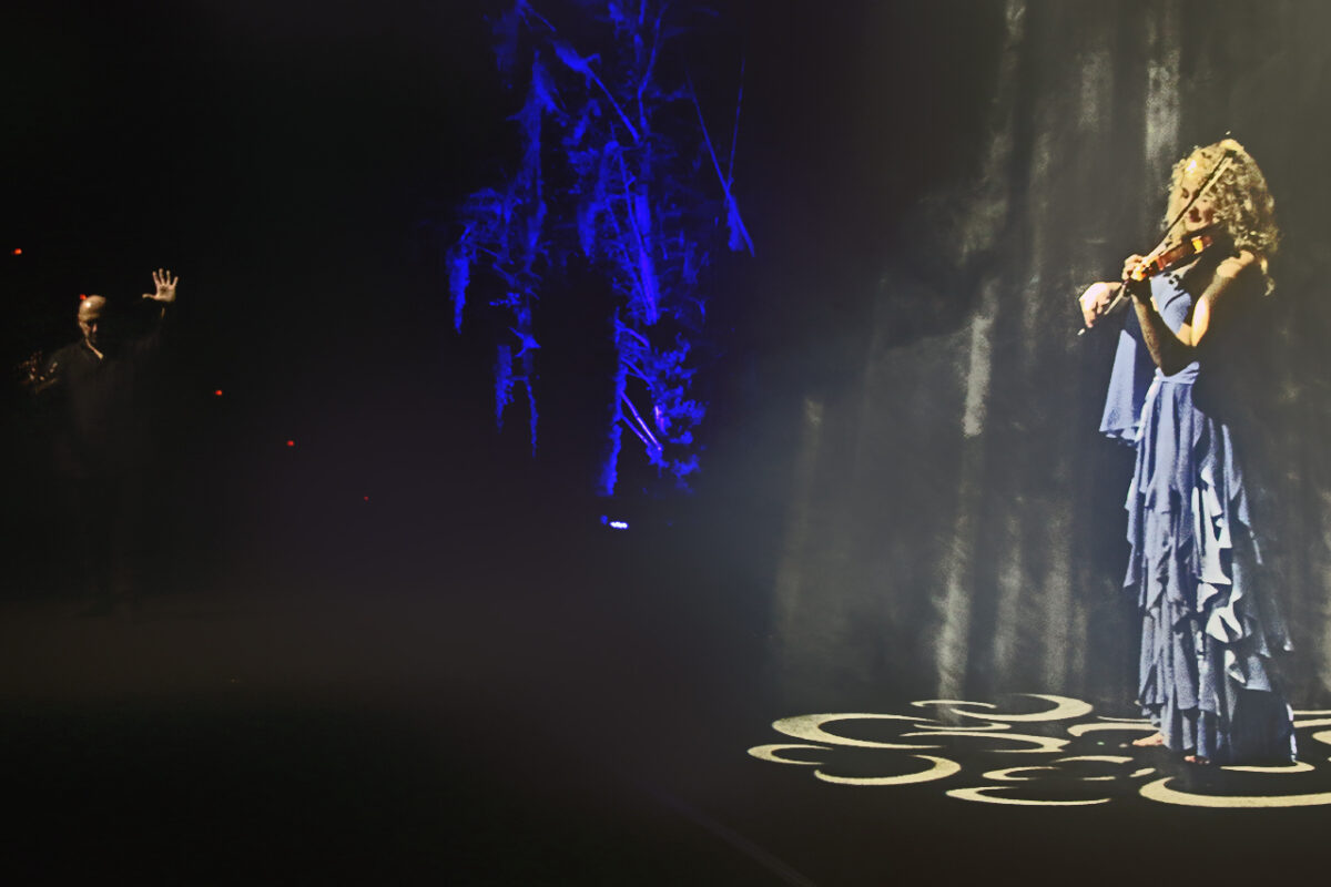 Georg Sosani wachsen beim Schattenspiel zu den Violinklängen von Martina Spörl im Traumfabrik-Logo Flügel. Foto: Jürgen Herda