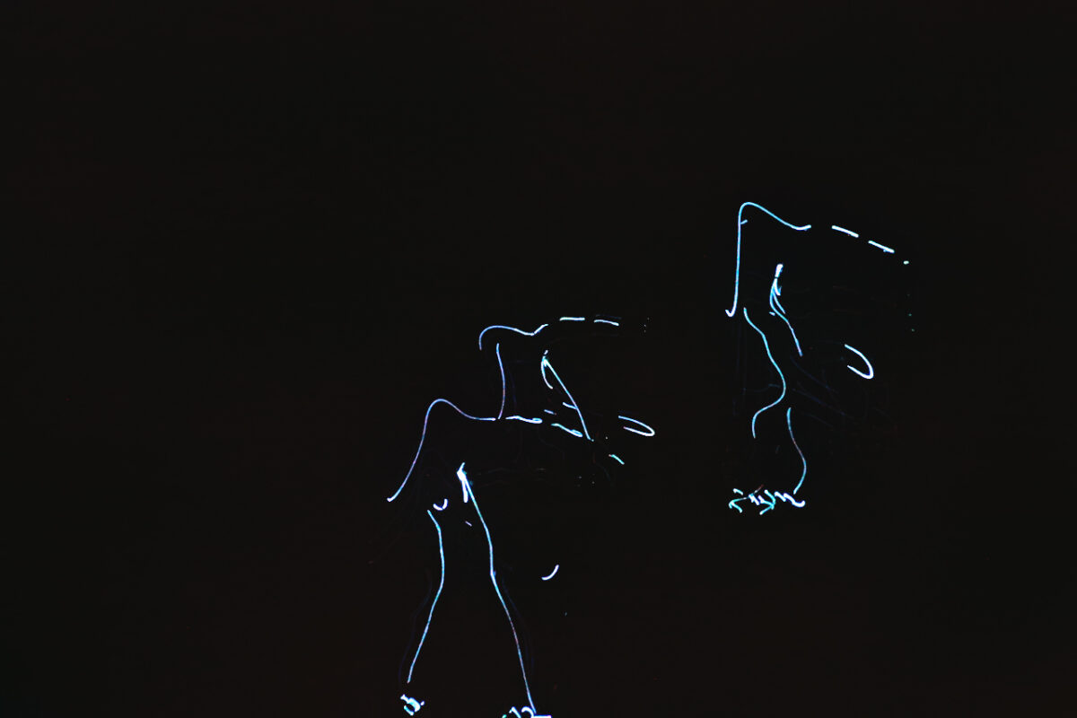 Zur Choreographie von Bitama Darouiche zeichnen Patrick Bayer, Ramona Reißaus, Teresa Kutzner, Sophie Kirchmeier und Mirja Seipold Electric Vibes ins Schwarz des Bühnenraums. Foto: Jürgen Herda