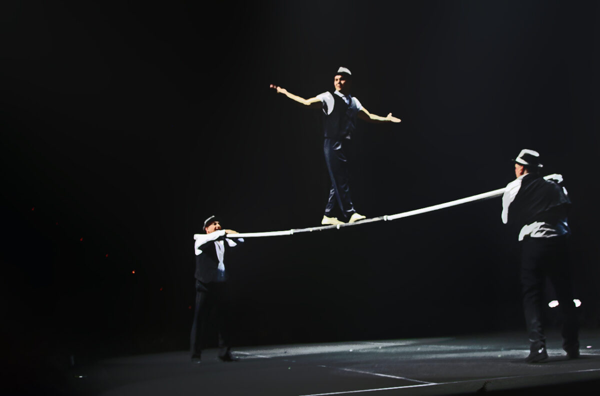 Igor Stynka (Moldawien) und Abulfaz Abdullaev (Aserbaidschan) ermuntern Roman Malykhin (Russland) zu immer waghalsigeren Saltos. Foto: Jürgen Herda