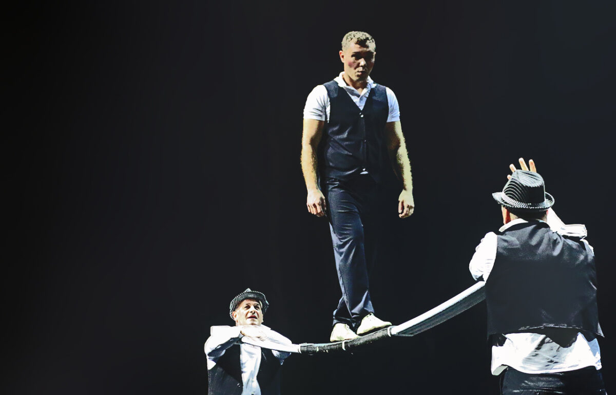 Igor Stynka (Moldawien) und Abulfaz Abdullaev (Aserbaidschan) ermuntern Roman Malykhin (Russland) zu immer waghalsigeren Saltos. Foto: Jürgen Herda