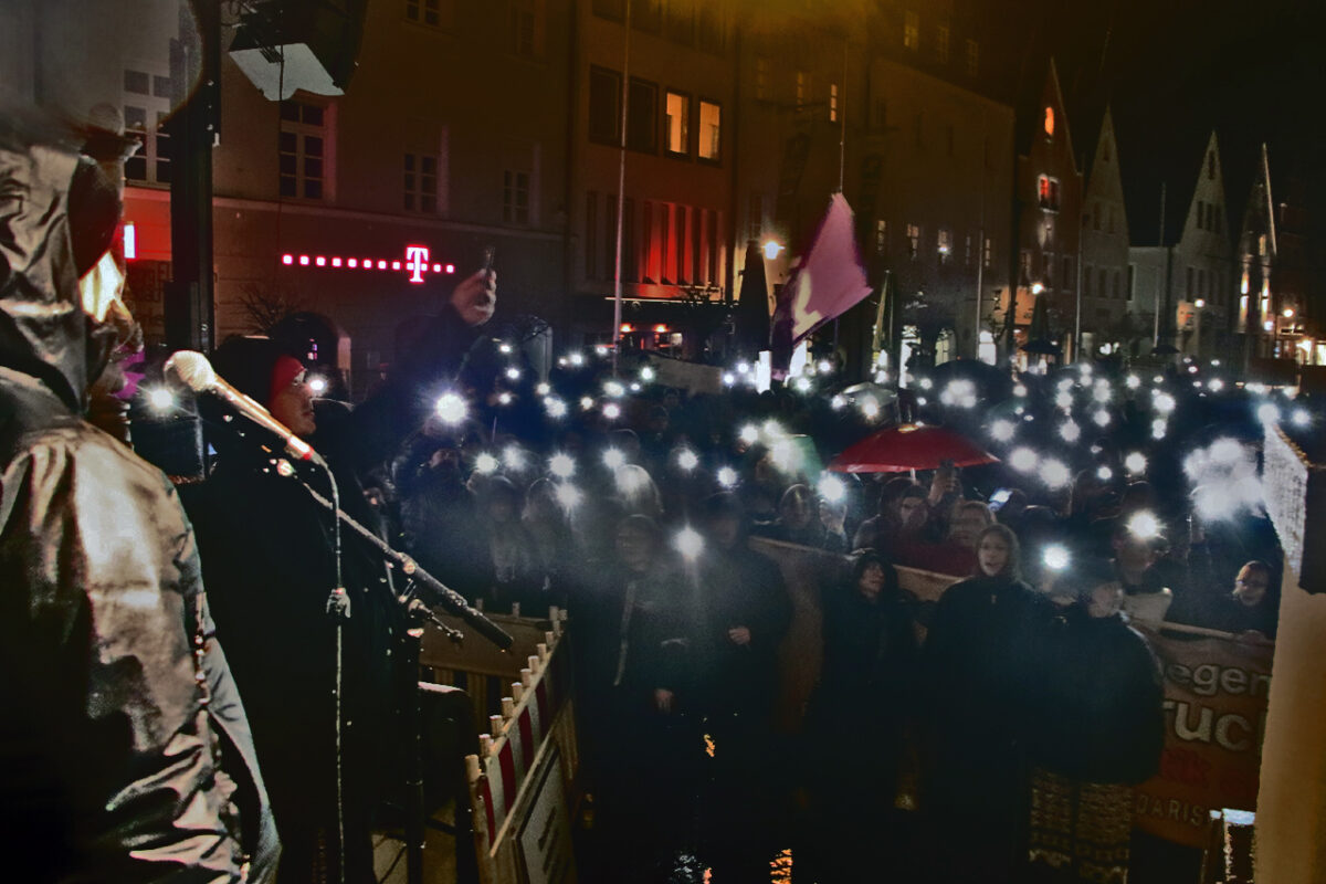Nina lässt die Handys der 3000 Teilnehmer gegen Rechts leuchten. Foto: Jürgen Herda