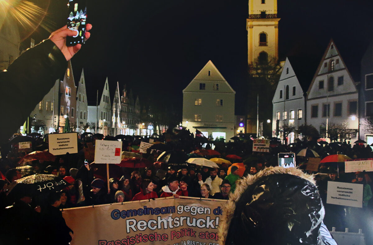 Überfüllter Rathausplatz: 3000 Weidener rufen: „Nicht mit uns!“ Foto: Jürgen Herda