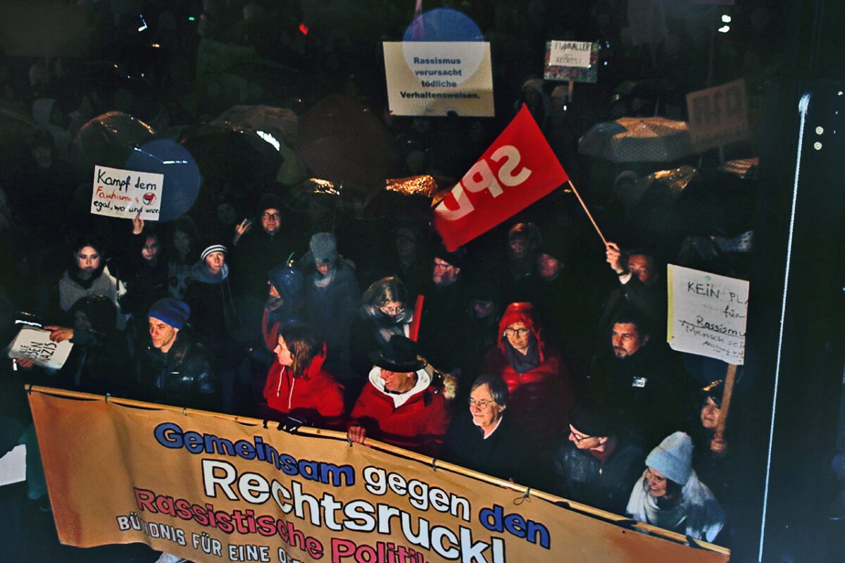 Überfüllter Rathausplatz: 3000 Weidener rufen: „Nicht mit uns!“ Foto: Jürgen Herda