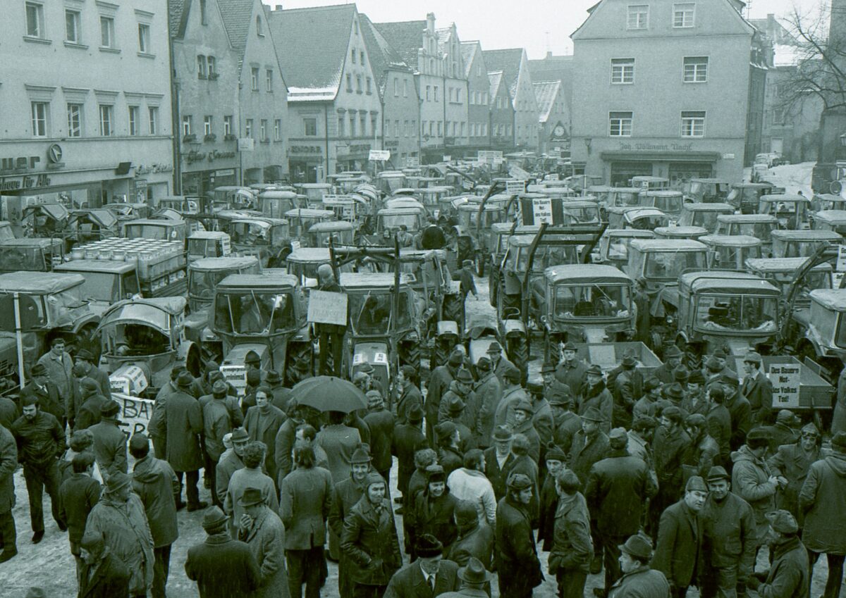 11. Januar 1972: Bauerndemo vor dem Alten Rathaus. Foto: Stadtarchiv Weiden/Sammlung Bonkoß 