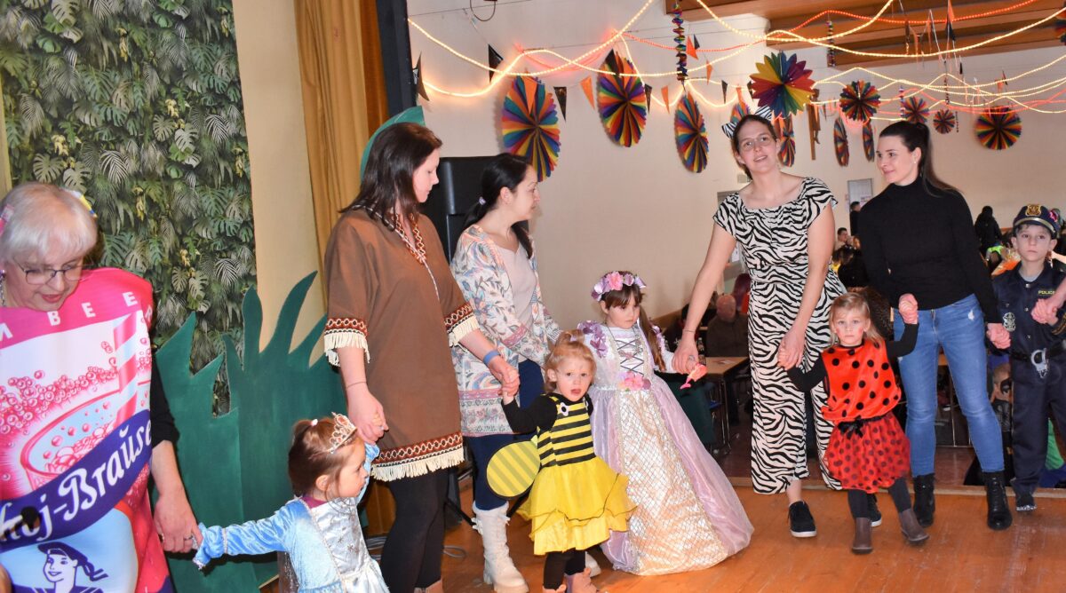 Die Kinder hatten tolle Kostüme beim Kinderfasching an, egal ob sie nun Prinzessin, Mariänkäfer, Biene oder Polizist waren. Foto: Renate Gradl