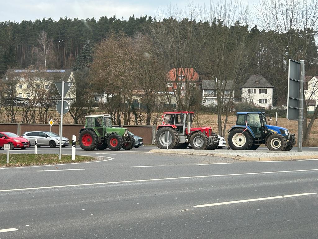 Montagmorgen: Aus allen Himmelsrichtungen (hier aus Etzenricht/Kohlberg) fahren Landwirte in Richtung Innenstadt. Foto: Martin Stangl