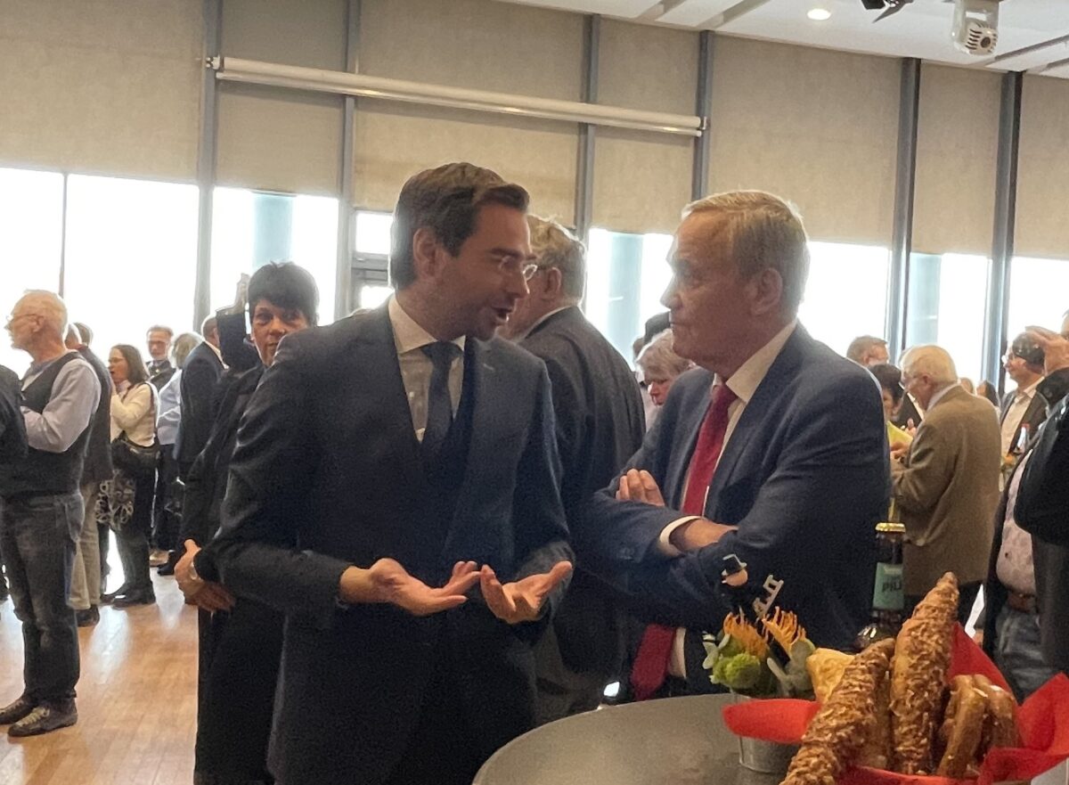 Landtagsabgeordneter Stephan Oetzinger (CSU) im Gespräch mit dem früheren Oberbürgermeister Kurt Seggewiß (SPD). Foto: Christine Ascherl  