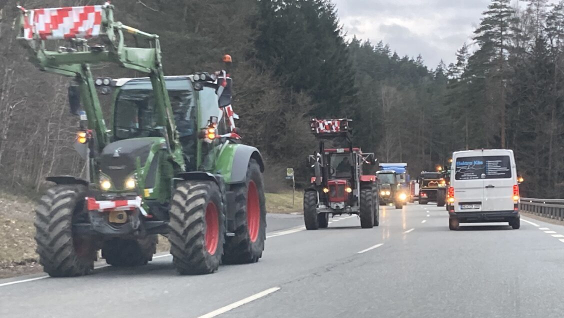 Die B 22 aus Leuchtenberg am Montagmorgen: Traktoren rollen in Richtung Weiden. Foto: Sieglinde Schärtl 