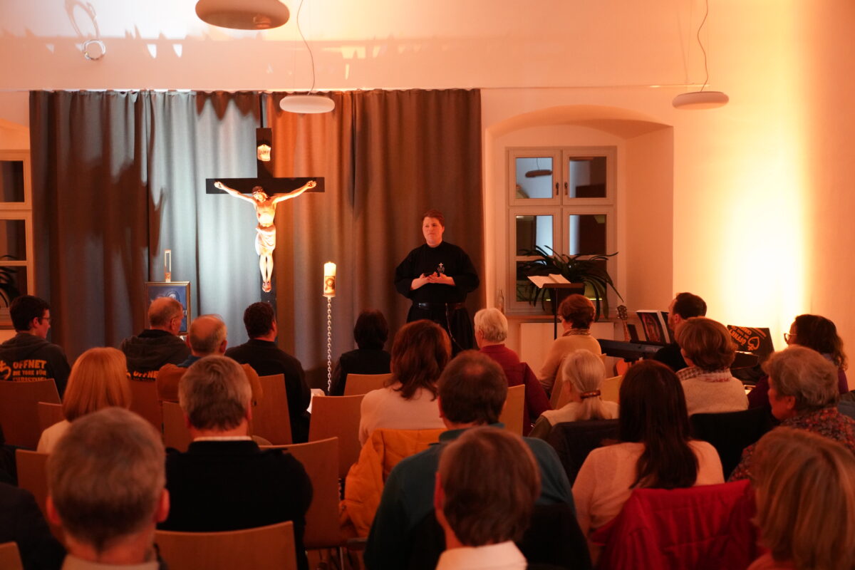 Der erst 25-jährige Pater (Diakon) Benedikt spricht zu Beginn der Pfarrmission in der Pfarrei St. Sebastian Waldthurn im Pfarrheim. Foto: Franz Völkl

