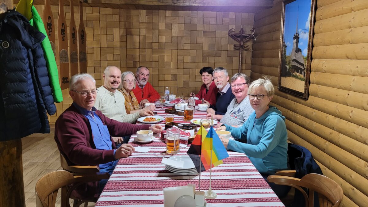 In Uschgorod traf die Reisegruppe auf Verbindungsmann 
Miroslav Bertan. Er erklärte seinen Gästen beim Abendessen die Planungen für die
kommenden Tage. Foto: Susanne Kropf  