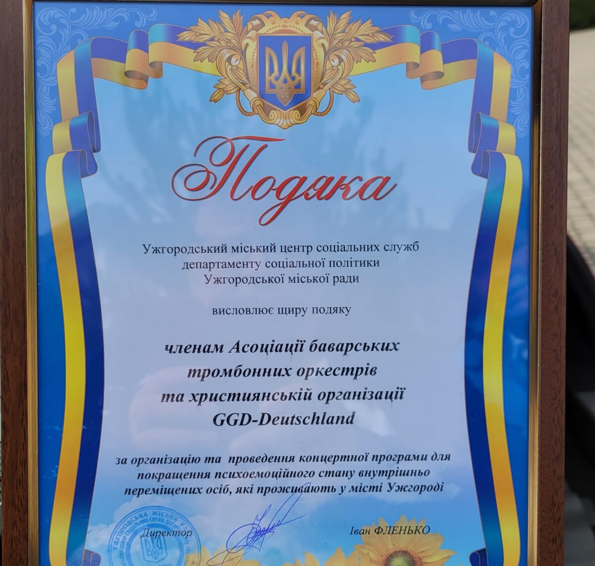 Die Stadt Uschgorod stellte den Musikern als kleine Anerkennung eine Urkunde aus. Foto:  Susanne Kropf