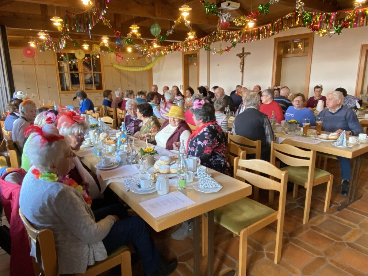 Senioren feiern im Pfarrheim Fasching. Foto: Josef Glas