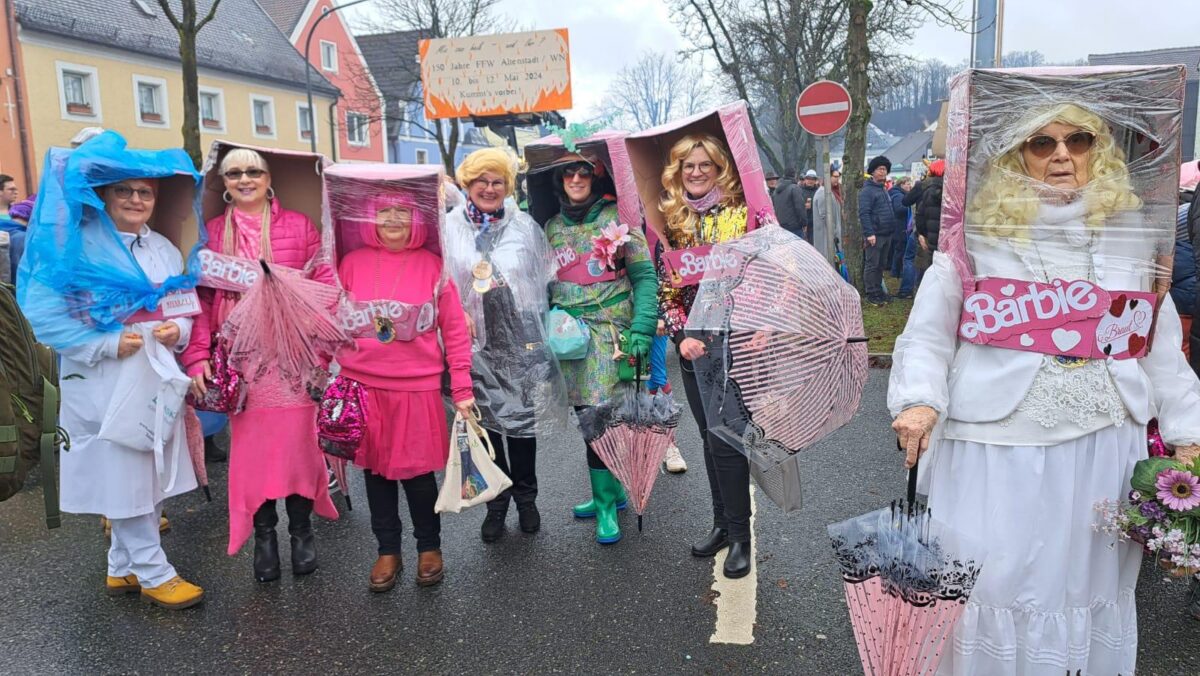 Der Neustädter Frauenbund war in pink unterwegs: Als lebensgroße Barbie-Puppen. Foto: Marianne Lebegern (6)