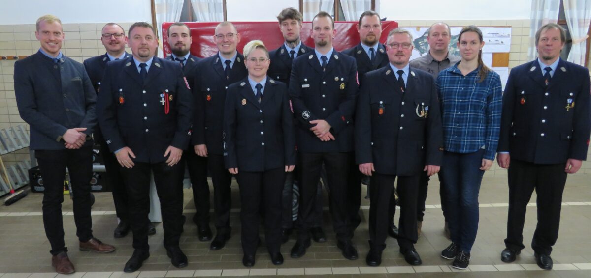 Die neu gewählte Vorstandschaft der Freiwilligen Feuerwehr Lanz mit Kommandant Daniel Ludwig.  2. Bürgermeister Andreas Müller gratulierte. Foto: Johann Adam