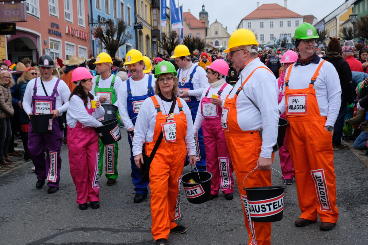 Im Outfit von Bauarbeitern erinnerten Bürgermeister, Rat und Verwaltung an den städtischen
Bauboom. Foto: Robert Dotzauer