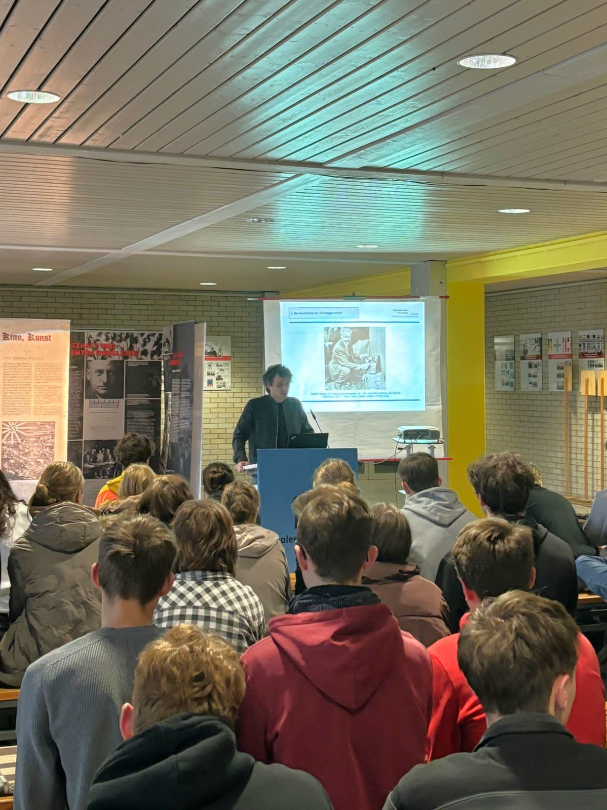 Herr Lauer von der KZ-Gedenkstätte erzählt den Schülern vom Holocaust. Foto: Tobias Wagner, im Namen des P-Seminars Geschichte