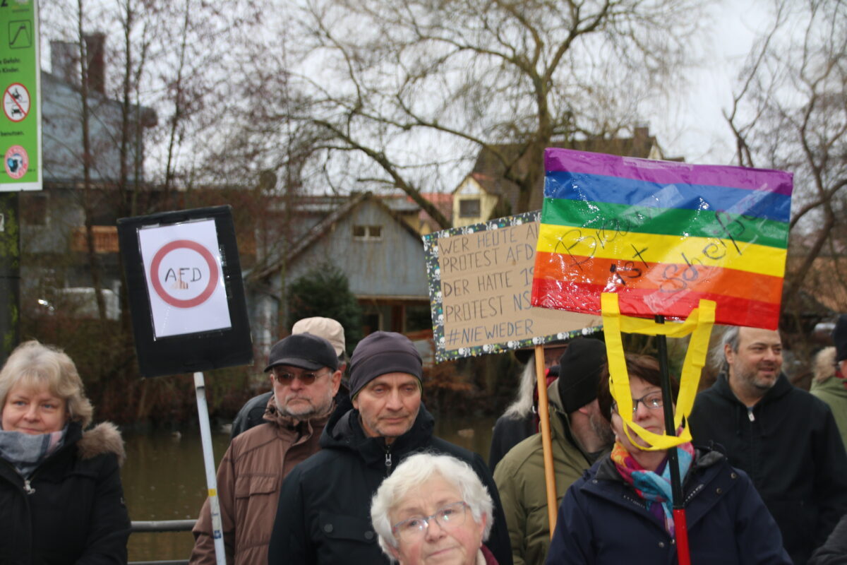 Viele Menschen hatten Schilder mitgebracht. Foto: Stefan Neidl