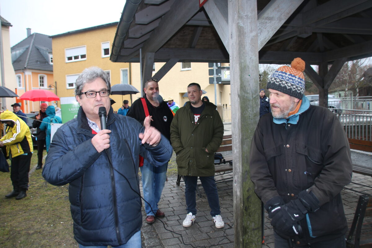 Pressaths Bürgermeister Bernhard Stangl (links) kann nicht verstehen, aus Protest die AfD zu wählen. Der Mann rechts hatte sich zuvor dazu geäußert. Foto: Stefan Neidl