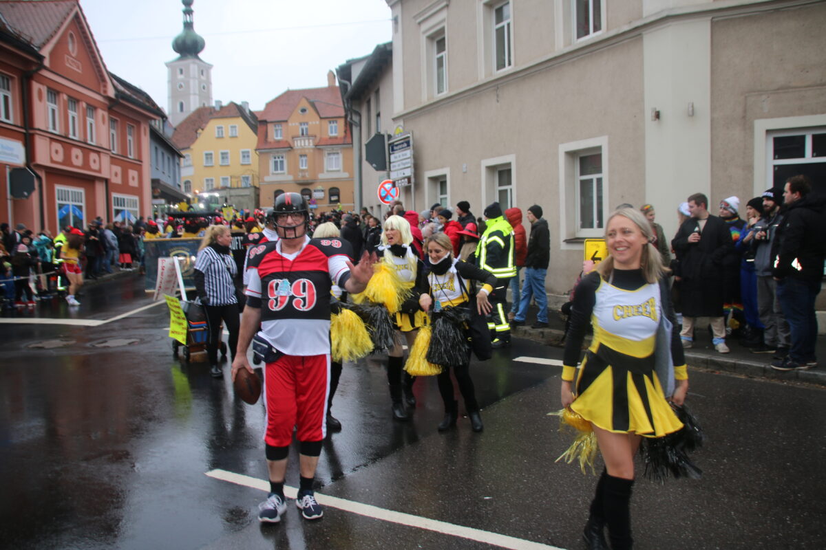 Bürgermeister und Quarterback Bernhard Stangl wurden von den Cheerleadern des Stadtrats begleitet. Foto: Stefan Neidl