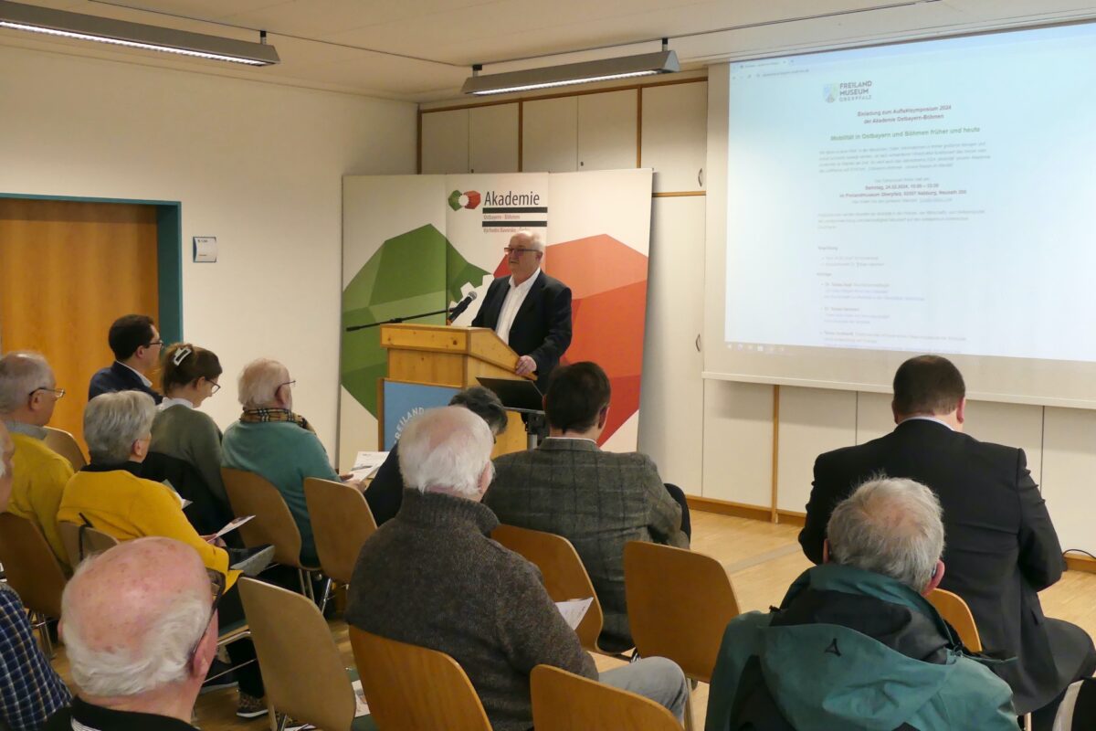  Der Vorsitzende der Akademie Ostbayern-Böhmen, Josef Schönhammer, begrüßt die Teilnehmer am Wegesymposium. Foto: Lorna Simone Baier