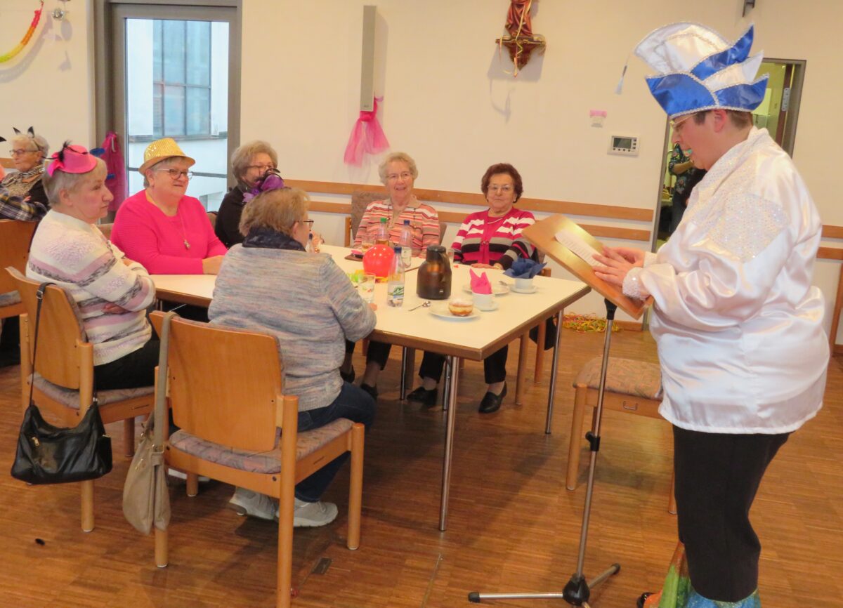 Mit einem humoristischen Gedicht unterhielt Pfarrreferentin Claudia Stöckl die Senioren. Foto: Johann Adam