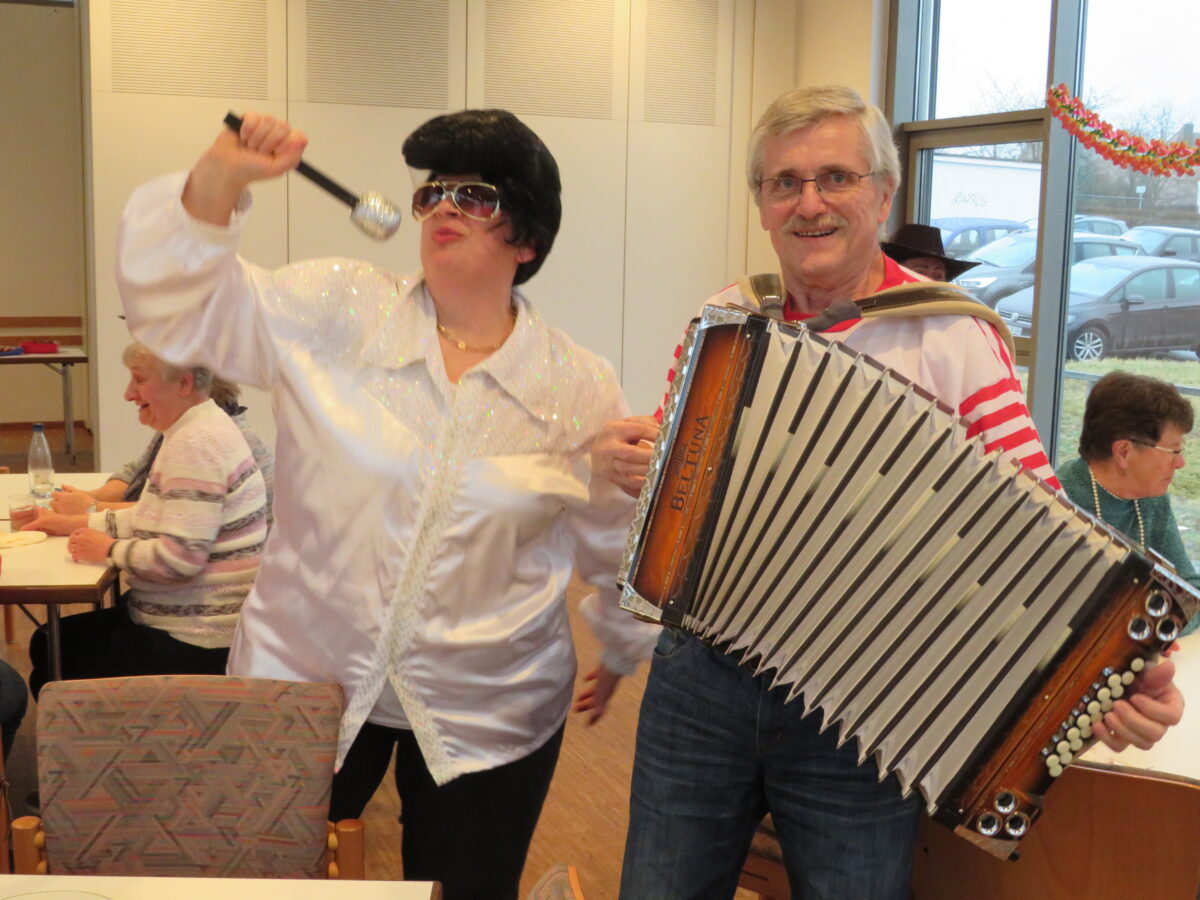 Elvis (Claudia Stöckl) und Musiker Franz Fichtl unterhielten die Gäste. Foto: Johann Adam