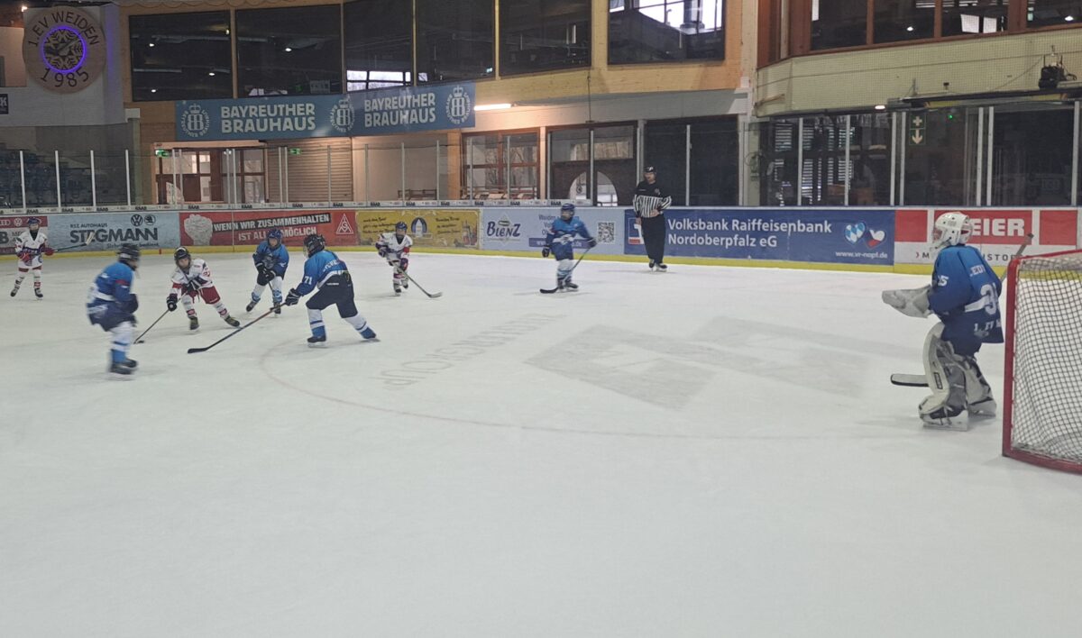 Die U 11 der Young Blue Devils (blaue Trikots) war gegen Deggendorf chancenlos. Foto: Heinz Preßl 