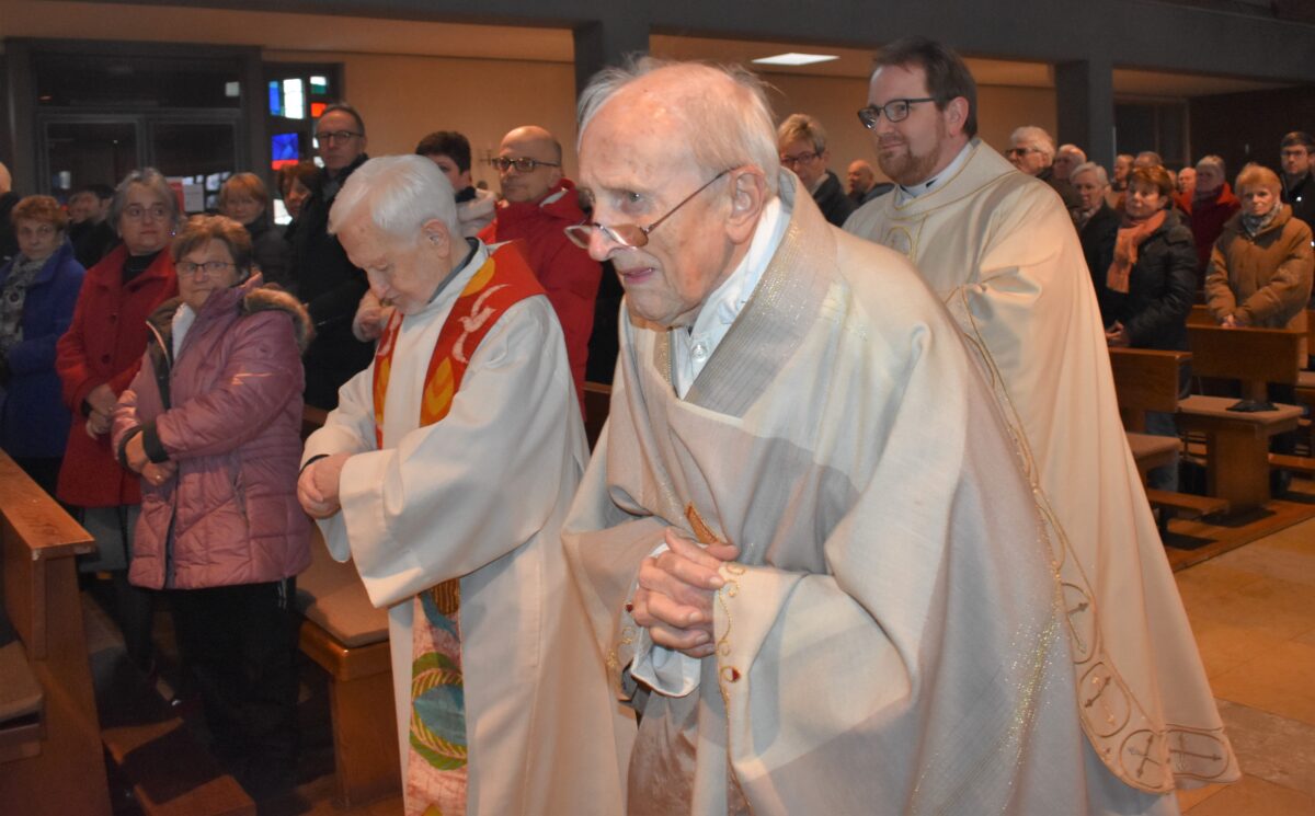 Pfarrer Hans Bayer (Mitte) feierte eine Dankmesse im Beisein vieler Gläubigen. Foto: Renate Gradl