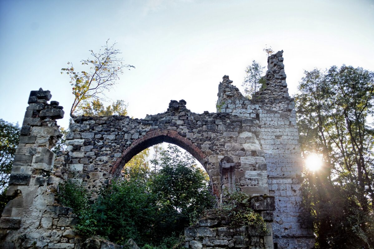 Den Sonnenaufgang über der Ruine der Wallfahrtskirche im verlassenen Übungsplatzdorf Pappenberg ist auf einem Kalenderblatt des Heimatkalenders 2025 zu finden. Foto: Norbert Vetter  