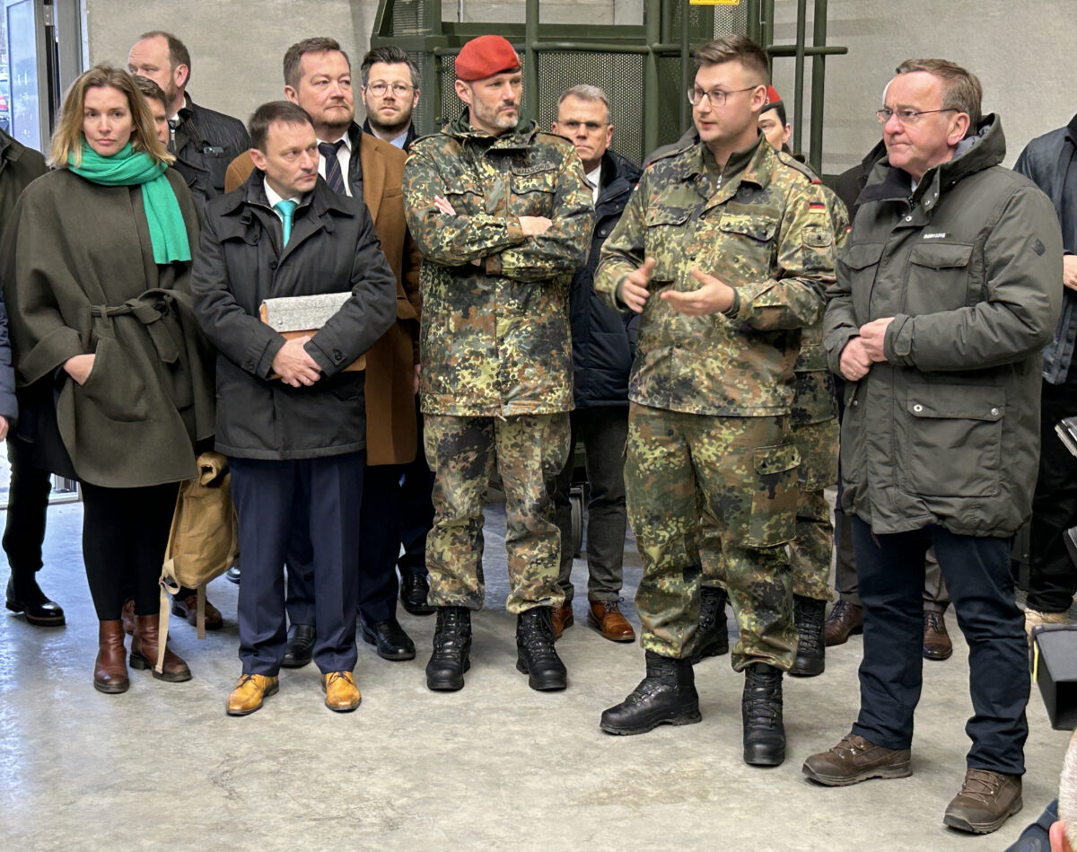 Verteidigungsminister Pistorius mit den regionalen Politikern. Foto Martin Stangl