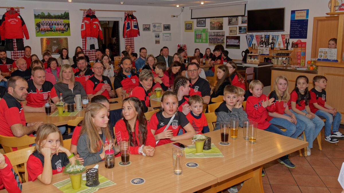 Gespannt warten die Besucher der Abschlussfeier des TSV Schiclub Pleystein im TSV - Sportheim auf die Bekanntgabe der Stadtmeister und Gewinner in den einzelnen Kategorien. Foto: Thomas Enslein
