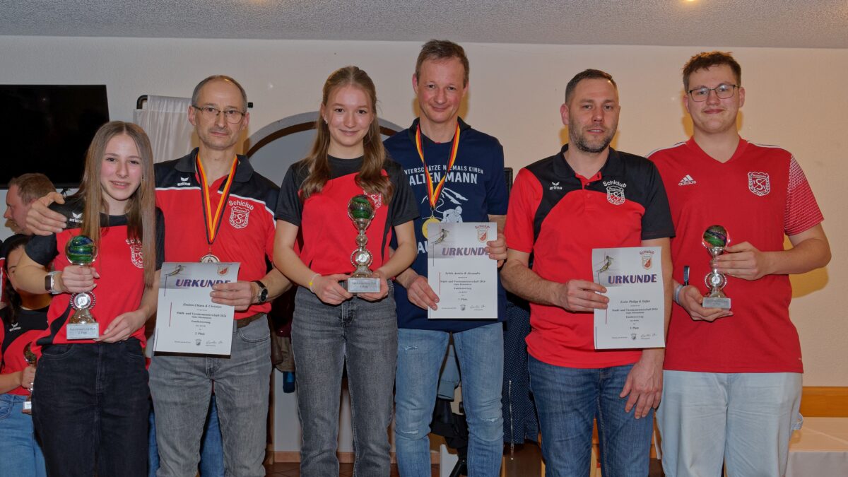 Gewinner der Familienwertung sind: Annika und Alex Schön (Mitte) vor Chiara und Christian Enslein (links) sowie Stefan und Philipp Essler. Foto: Thomas Enslein


