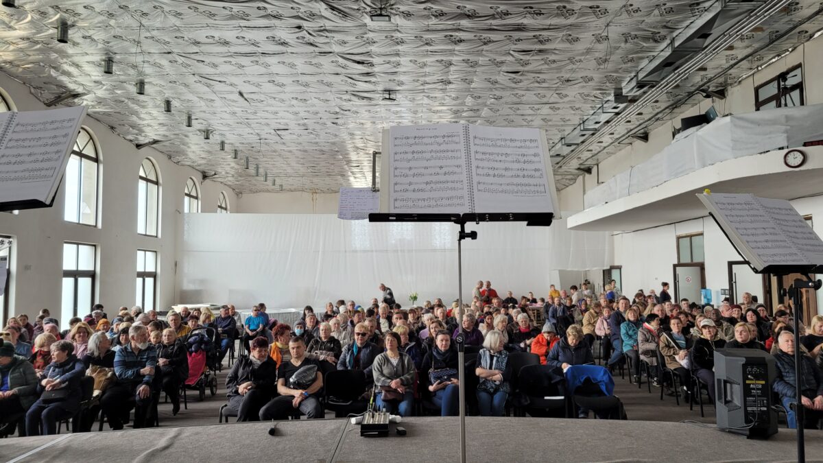 Zum Konzert im “House of God” kamen mehr als 300 Menschen. Foto: Susanne Kropf