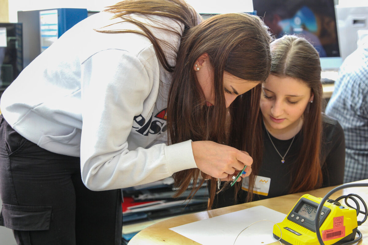 In Workshops, den denen die Mädchen sehr viel selbst ausprobieren, bekommen sie ein Gefühl für die Möglichkeiten und Arbeit in der IT. Foto: Wiesel/OTH Amberg-Weiden