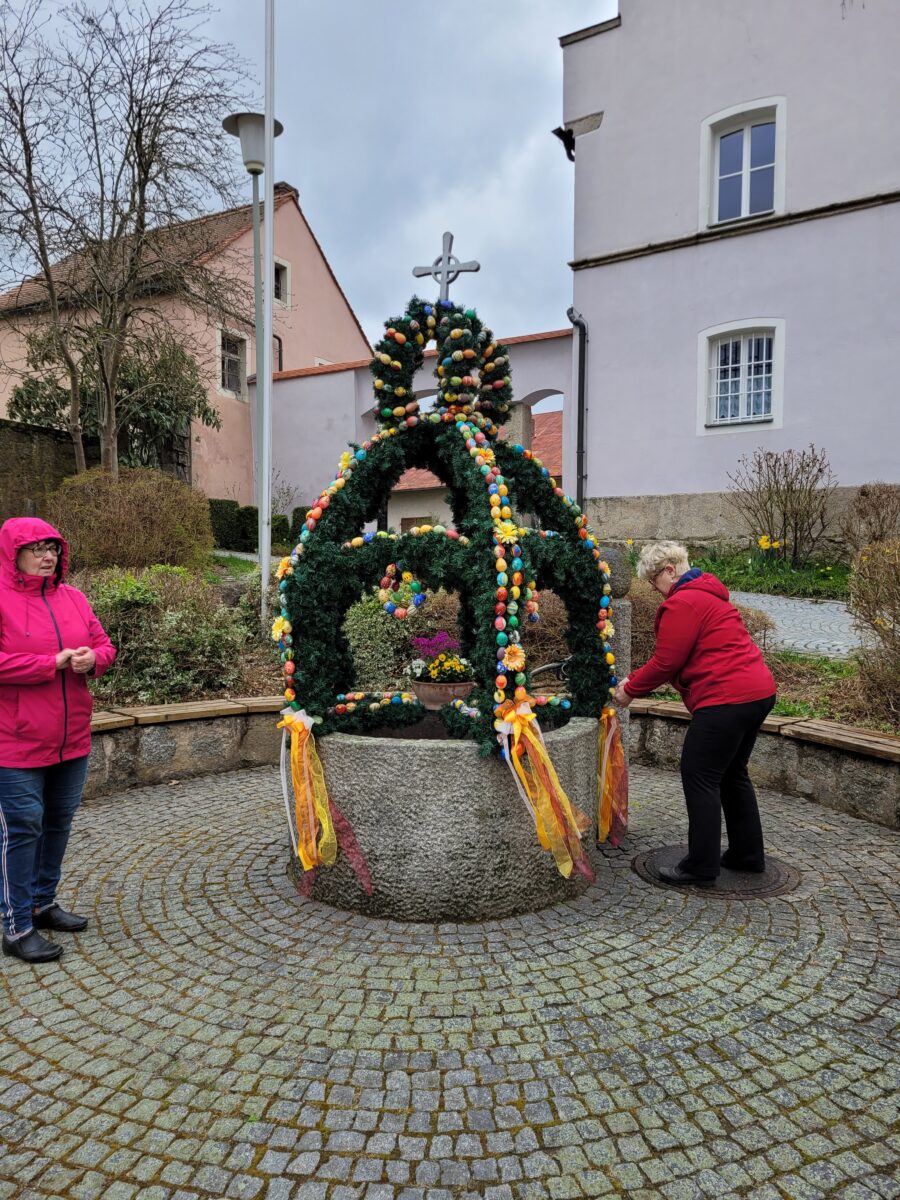 Die Befestigung des Osterbrunnens lag in den Händen der Mitglieder des Waldvereins. Foto: Cornelia Treml