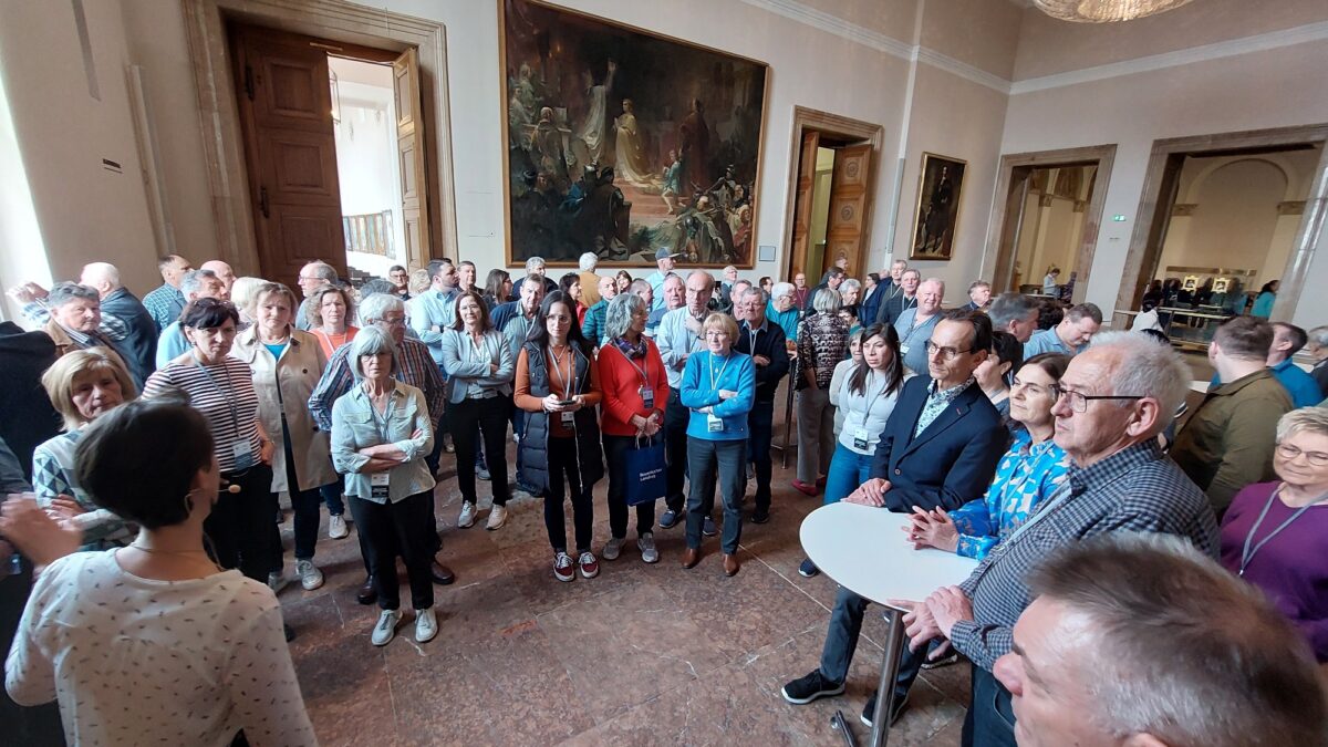 Die Besuchergruppe besichtigt das Maximilianeum. Foto: Helmut Kunz 
