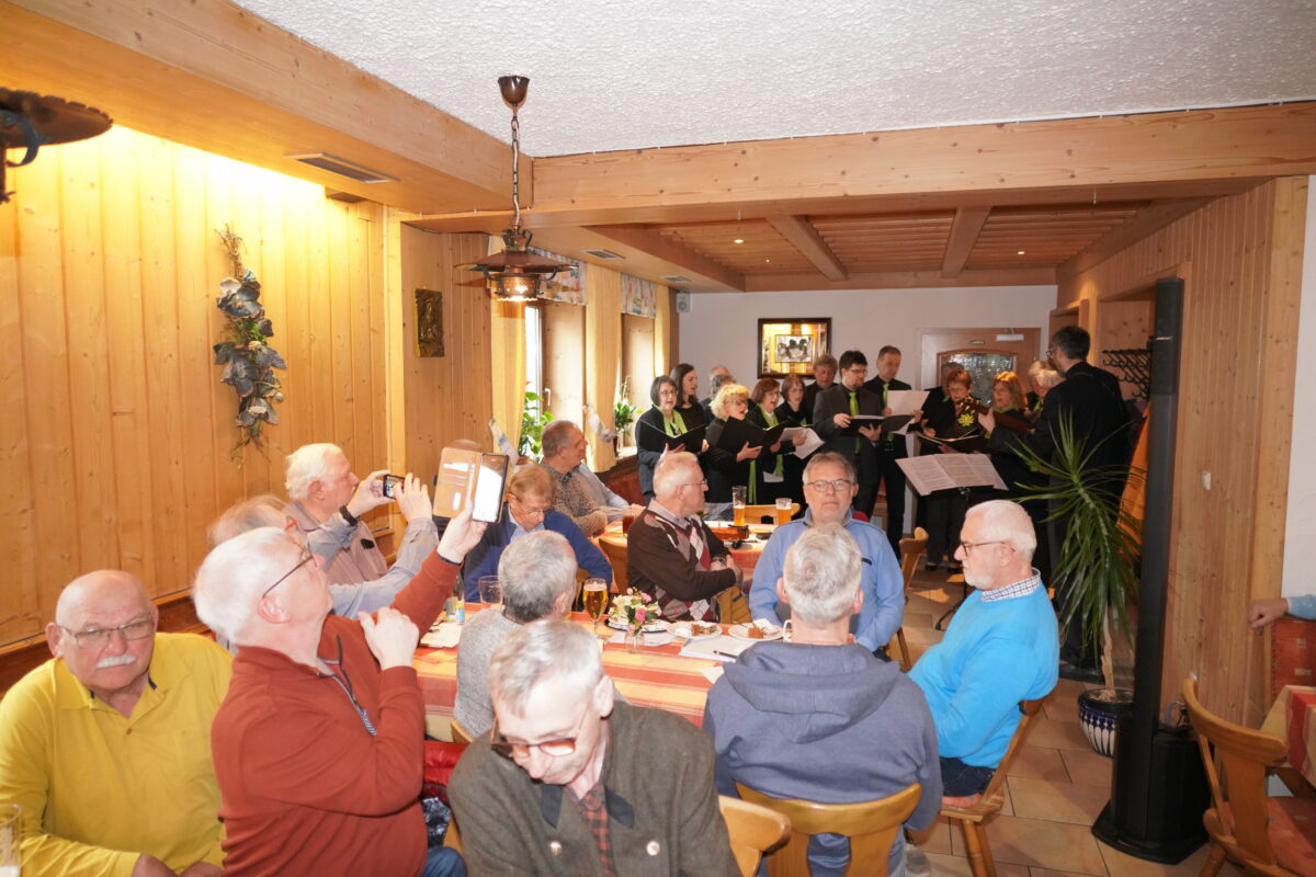 Der Chor tonArt (Waldthurn) unter der Leitung von Christoph Pausch eröffnet beim Gipfelwirt am Fahrenberg die Kreisversammlung der Sängergruppe Nord-Oberpfalz. Foto: Franz Völkl