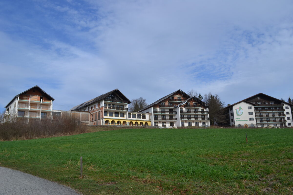 Das Steinwaldhaus am Pfaben: Vorne – einigermaßen – hui … Foto: Udo Fürst