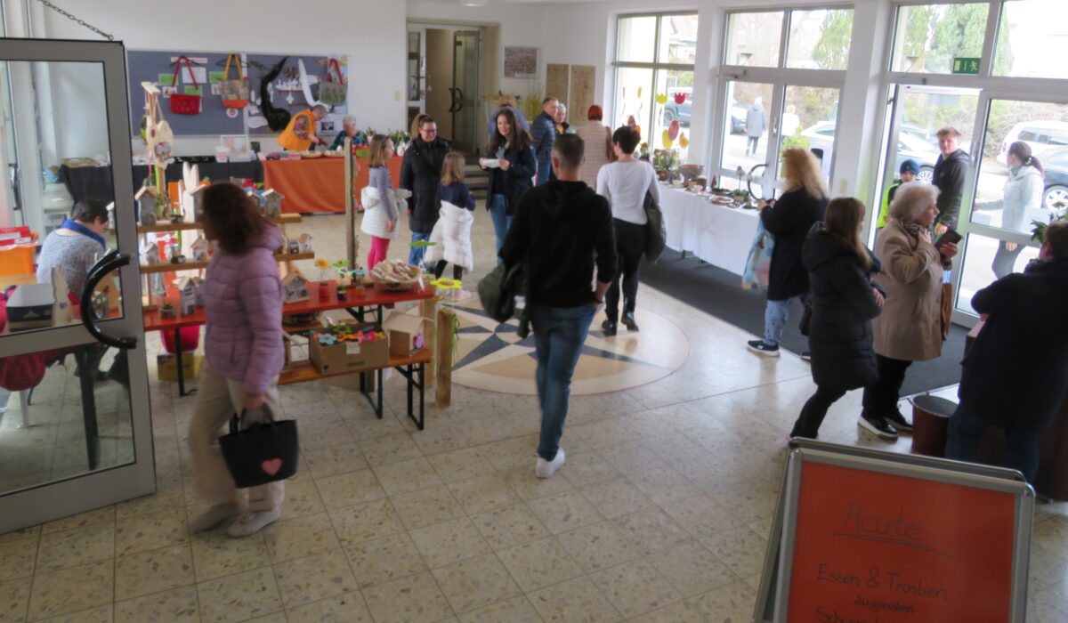 Gut besucht war der Hobbyhandwerkermarkt in der Grundschule Altenstadt/WN. Foto. Johann Adam