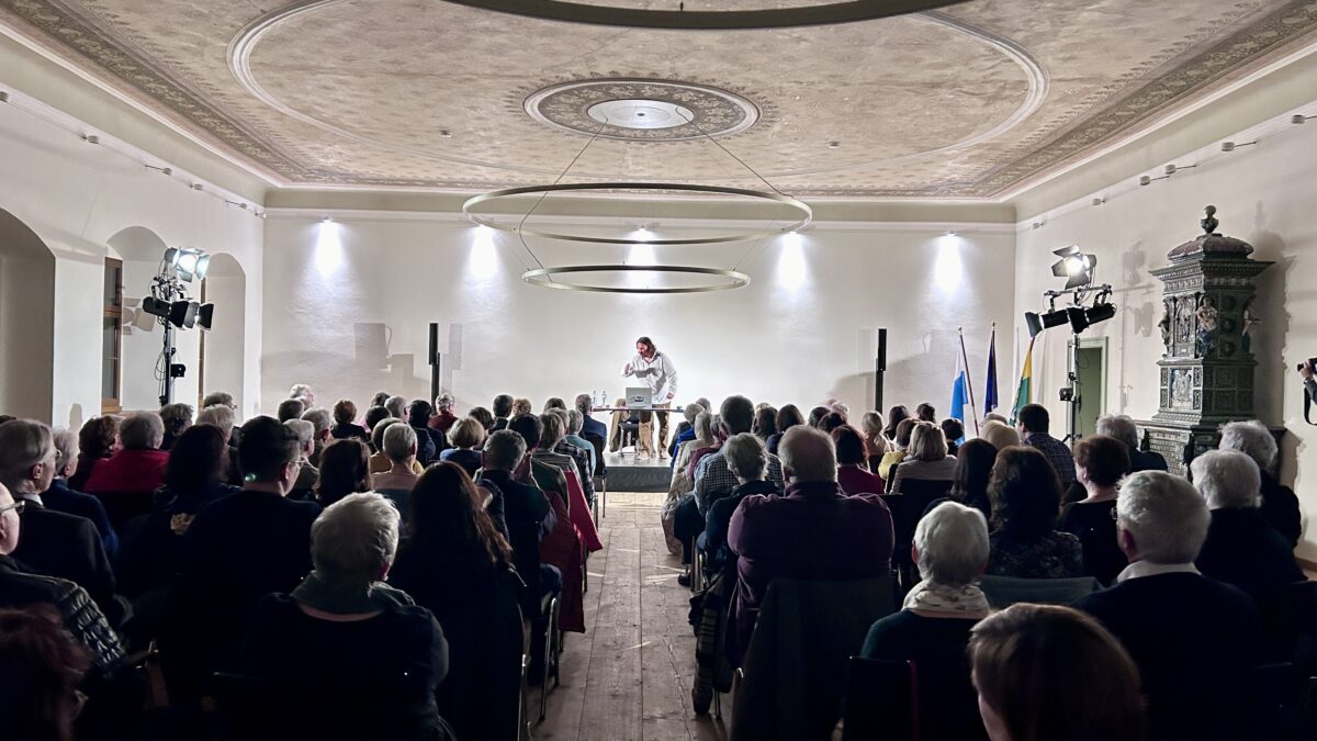 Bernhard Neumann (vorne, Mitte) bei seiner Judas-Aufführung im Rathaussaal. Foto: Janka Hannemann-Mathes