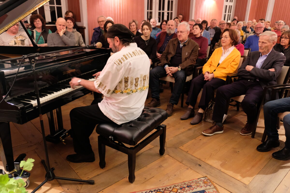 Blues, Boogie und viel Entertainment standen in Speinshart im Mittelpunkt eines einzigartigen
Konzerts mit Blues-Pianist Christian Willisohn. Foto: Robert Dotzauer
