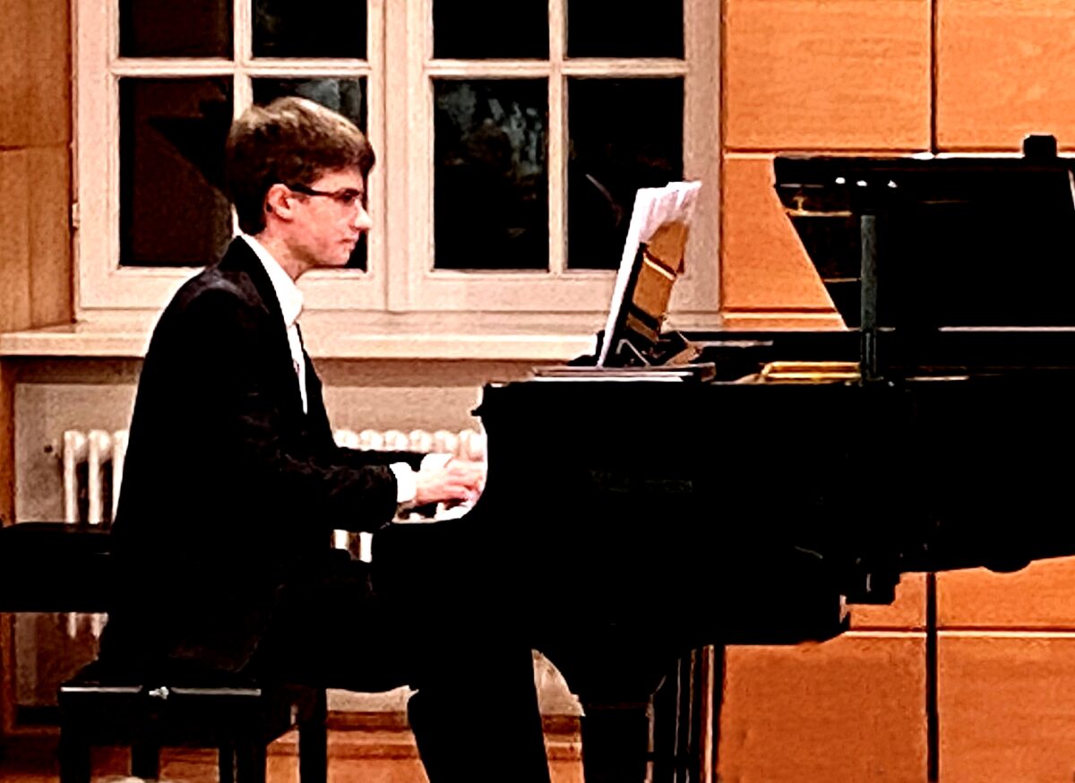 Joël Waldt spielte zum Abschied Stücke aus seiner Klavierlaufbahn, das war sein letztes Vorspiel, weil er die Stadt beruflich verlässt. Foto: Reinhard Kreuzer