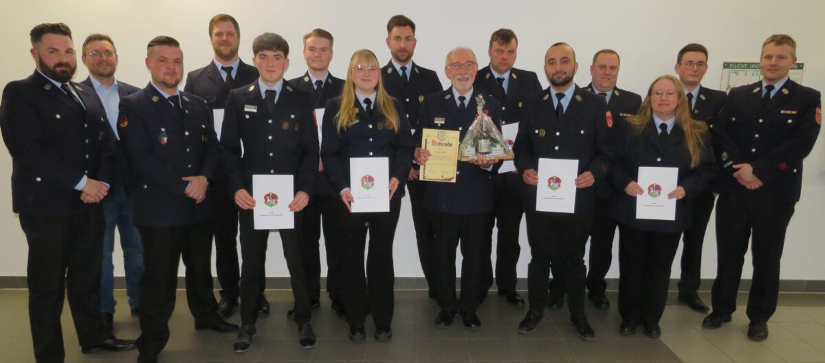 Mit Ehrungen und Beförderungen wurden die Mitglieder der Feuerwehr Neustadt/WN ausgezeichnet. Foto: Johann Adam